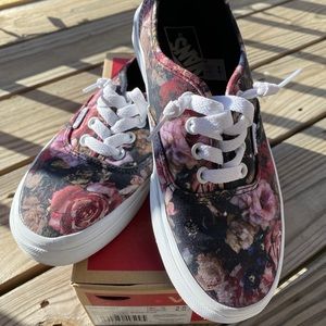 Authentic (moody floral) Black/True White